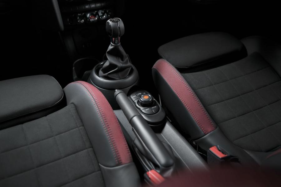 Детали интерьера Mini Cooper 1499 GT (F56) 2017 года  (UK) (фото 12 из 30)